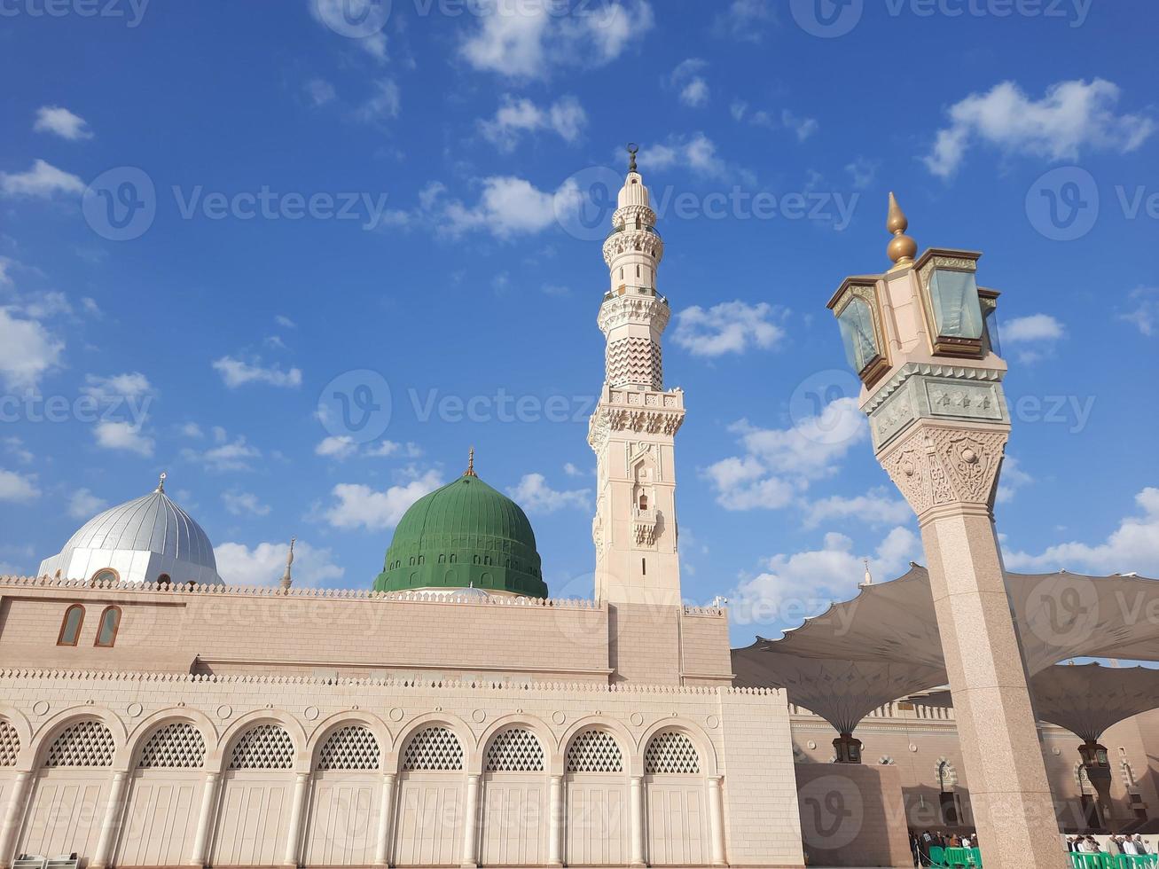 hermosa vista diurna de la mezquita del profeta - masjid al nabawi, medina, arabia saudita. foto