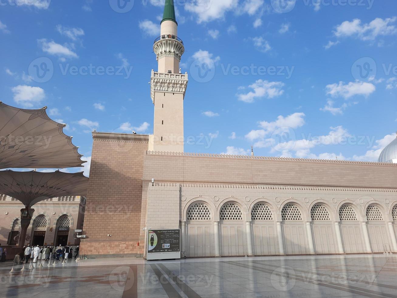 hermosa vista diurna de la mezquita del profeta - masjid al nabawi, medina, arabia saudita. foto