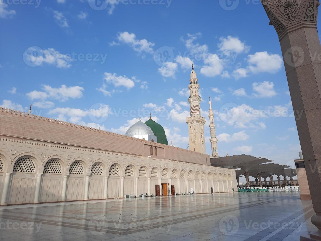 hermosa vista diurna de la mezquita del profeta - masjid al nabawi, medina, arabia saudita. foto