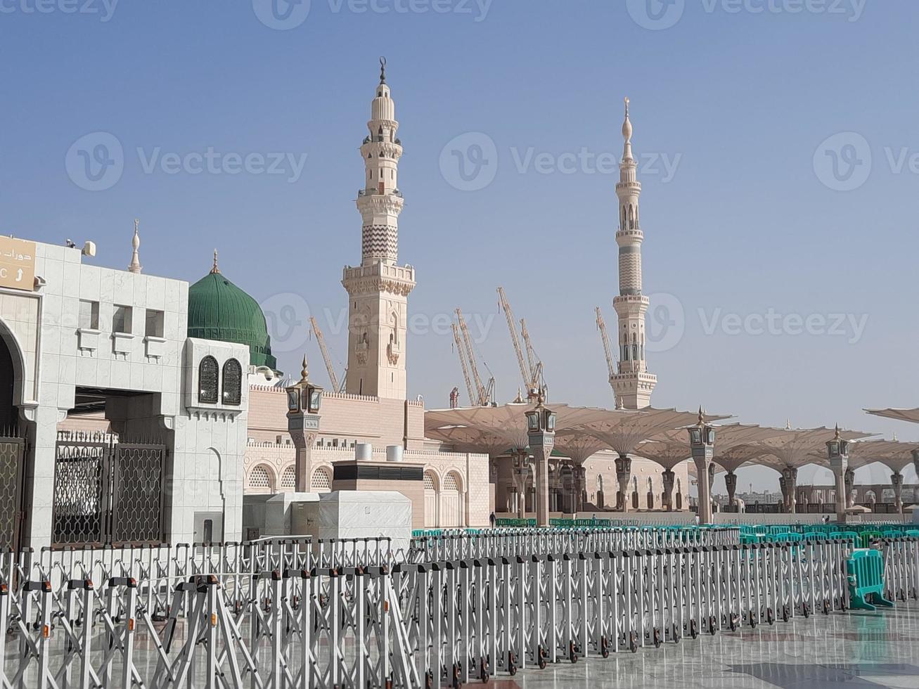 hermosa vista diurna de masjid al nabawi, medina, arabia saudita. foto