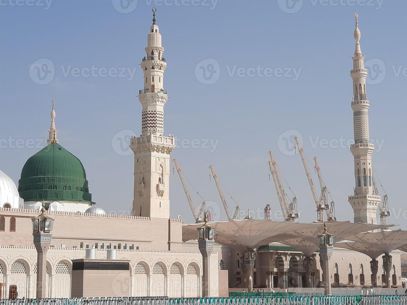 hermosa vista diurna de masjid al nabawi, medina, arabia saudita. foto