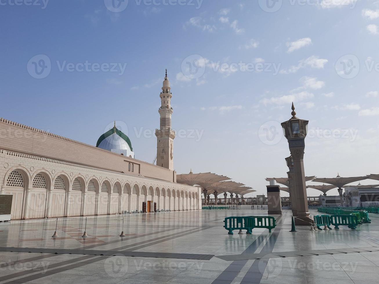 hermosa vista diurna de masjid al nabawi, medina, arabia saudita. foto