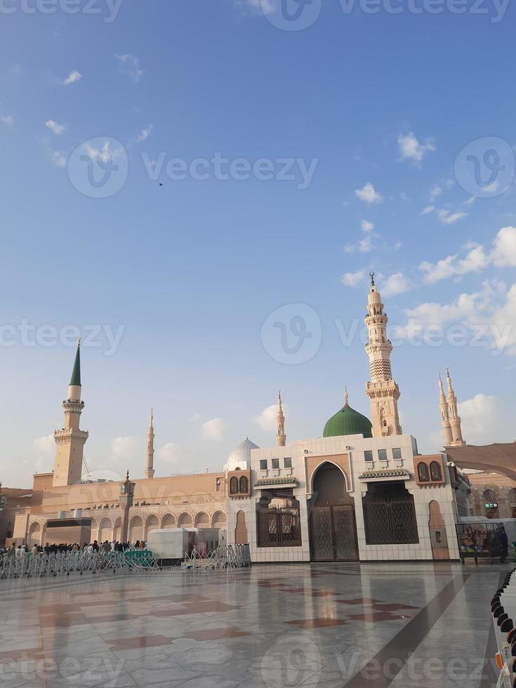 hermosa vista diurna de masjid al nabawi, la cúpula verde de medina, los minaretes y el patio de la mezquita. foto