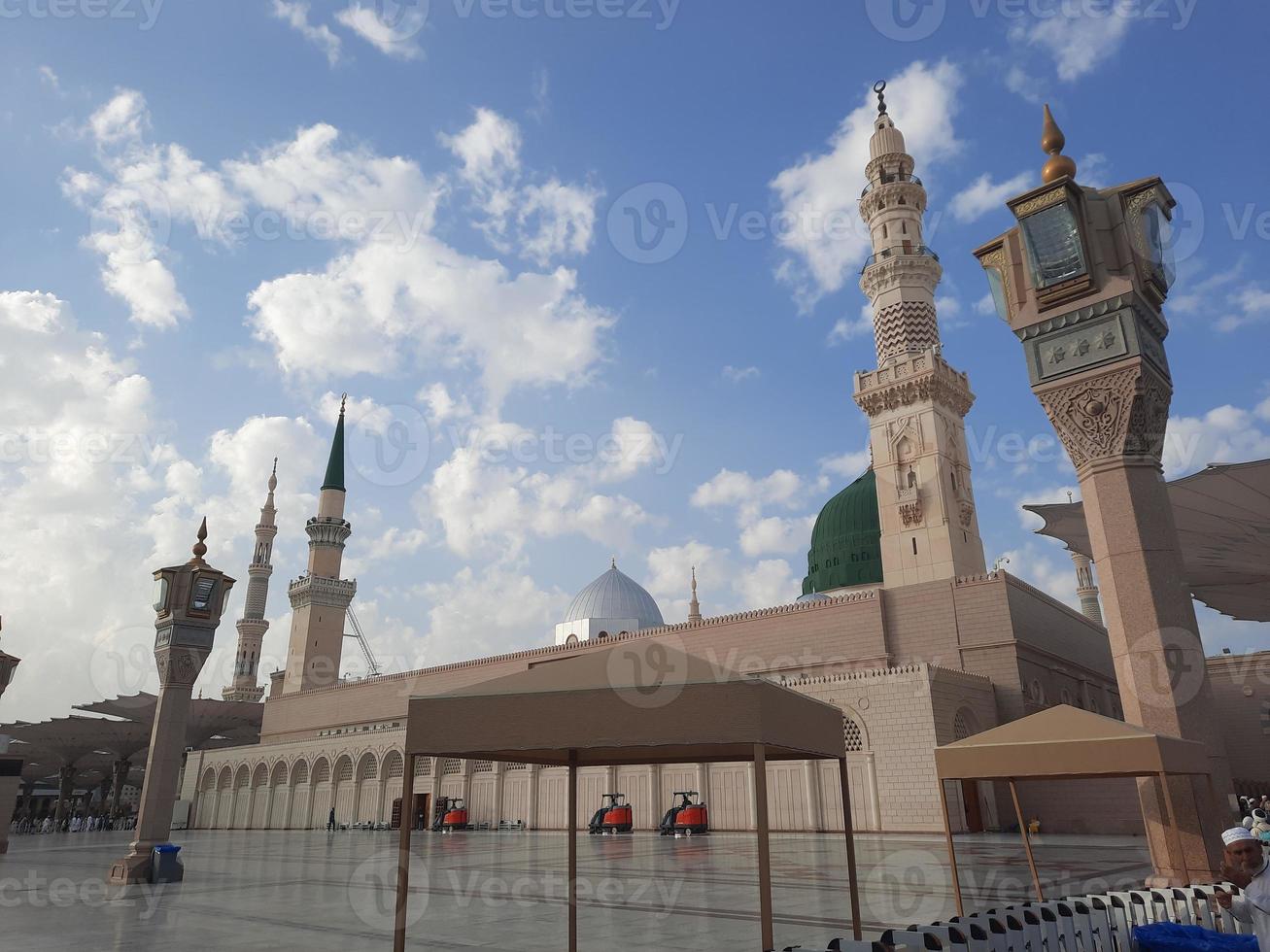 hermosa vista diurna de la mezquita del profeta - masjid al nabawi, medina, arabia saudita. foto