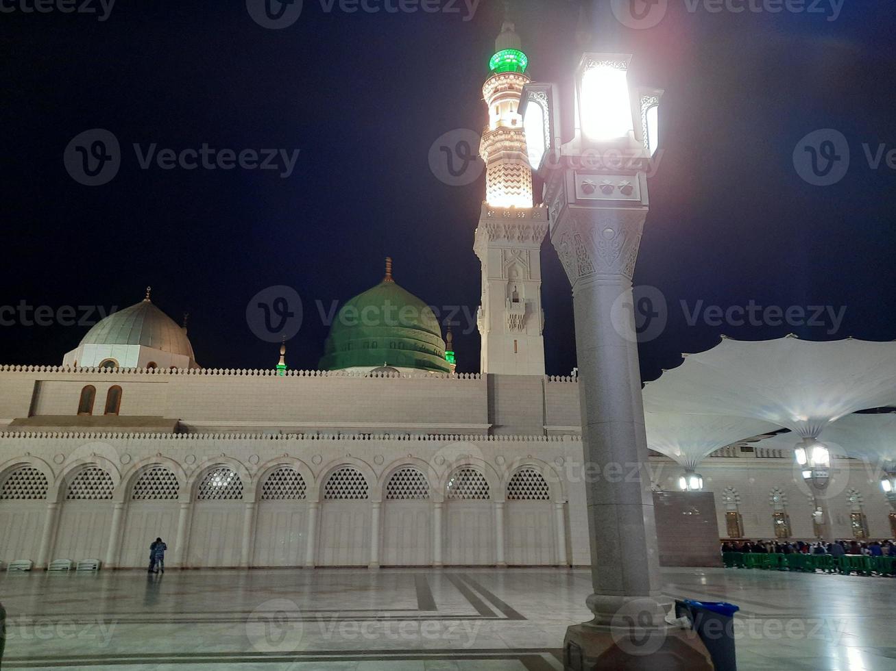 hermosa vista de masjid al-nabawi, medina, arabia saudita en luces nocturnas. foto