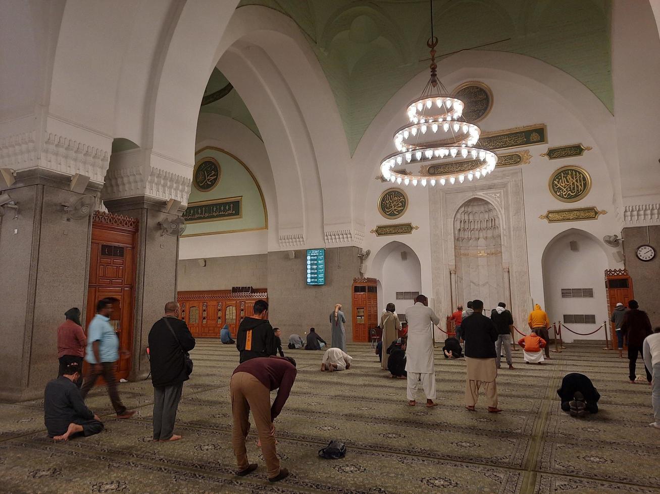 medina, arabia saudita, diciembre de 2022 - una hermosa vista nocturna del interior de la mezquita quba en medina foto