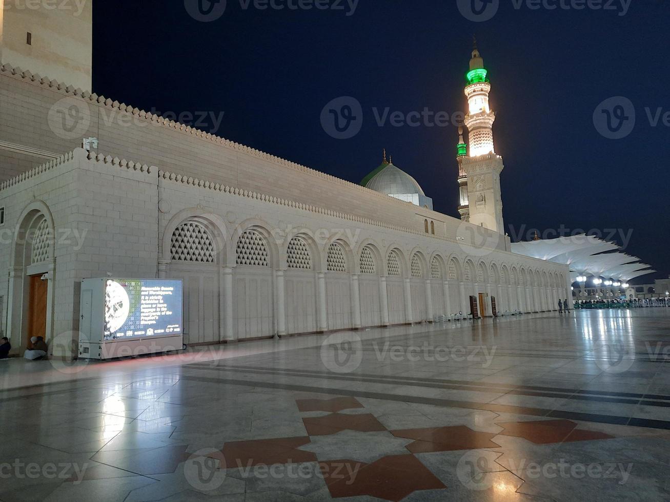 hermosa vista de masjid al-nabawi, medina, arabia saudita en luces nocturnas. foto