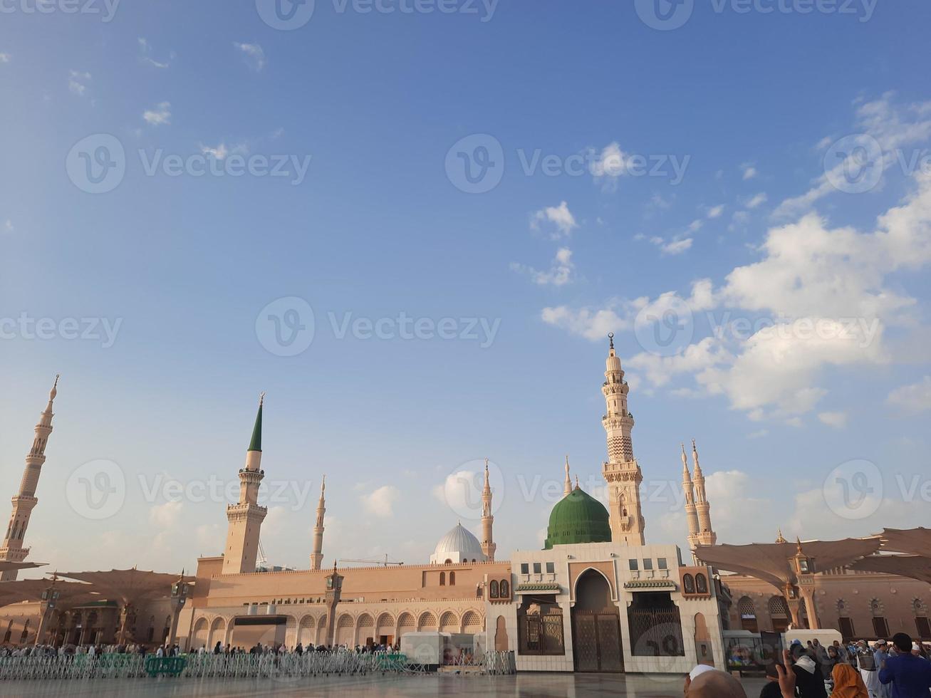 hermosa vista diurna de masjid al nabawi, la cúpula verde de medina, los minaretes y el patio de la mezquita. foto