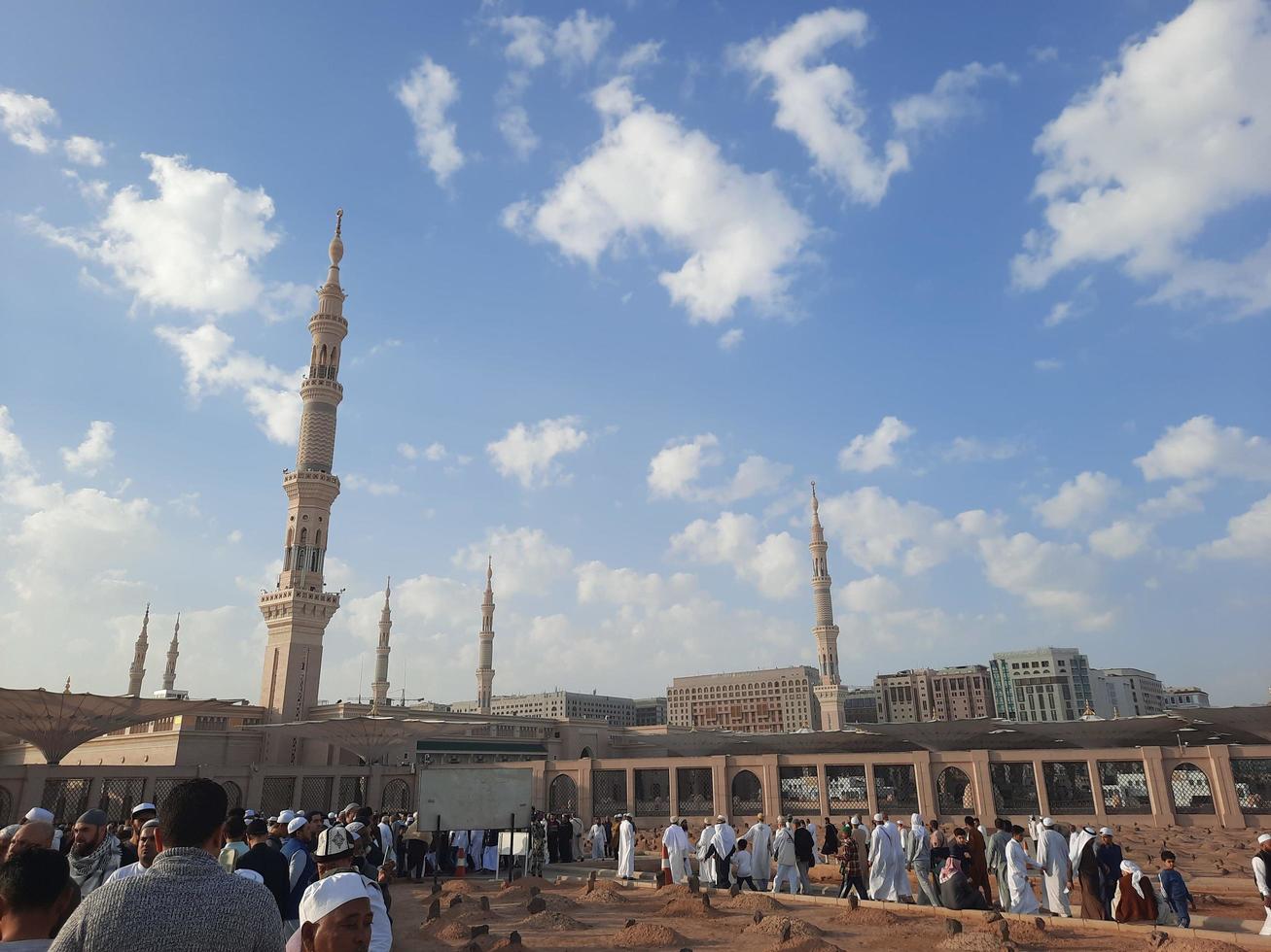 medina, arabia saudita, diciembre de 2022 - una vista nocturna del cementerio jannat al-baqi, ubicado a cierta distancia de masjid al-nabawi. foto