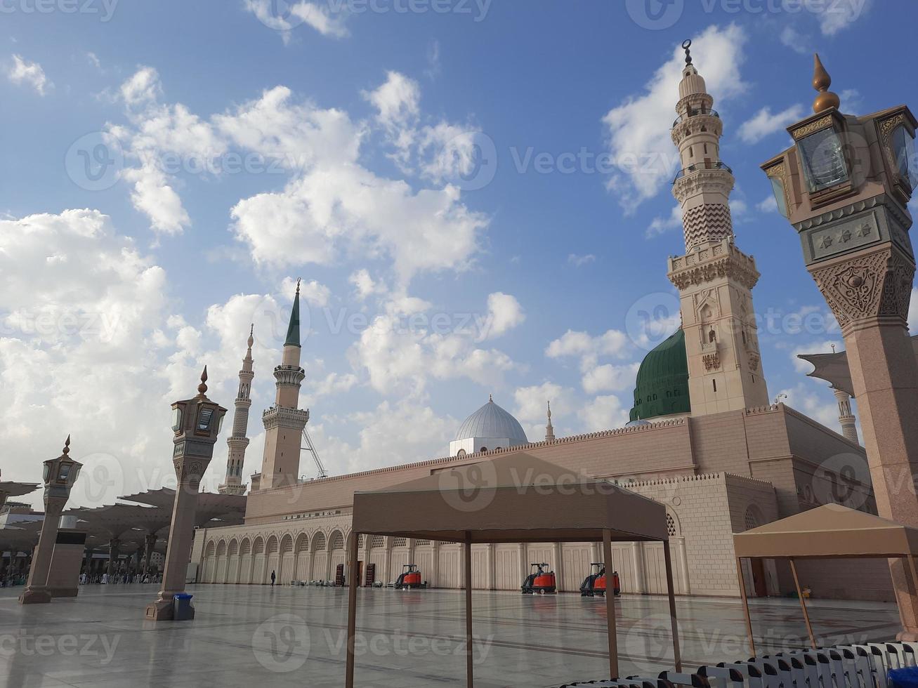 hermosa vista diurna de la mezquita del profeta - masjid al nabawi, medina, arabia saudita. foto