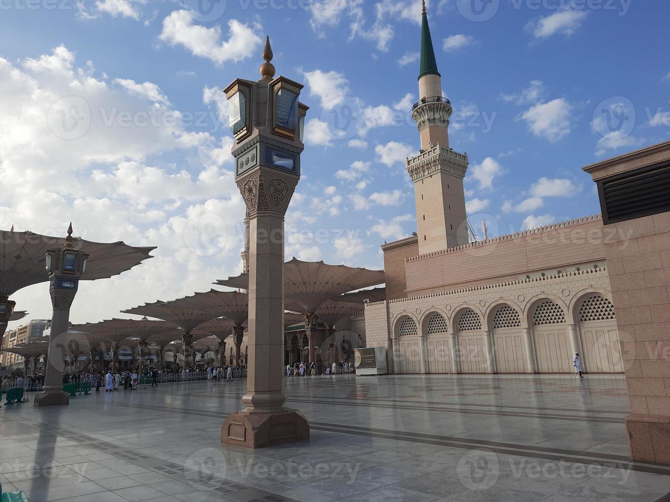 hermosa vista diurna de la mezquita del profeta - masjid al nabawi, medina, arabia saudita. foto