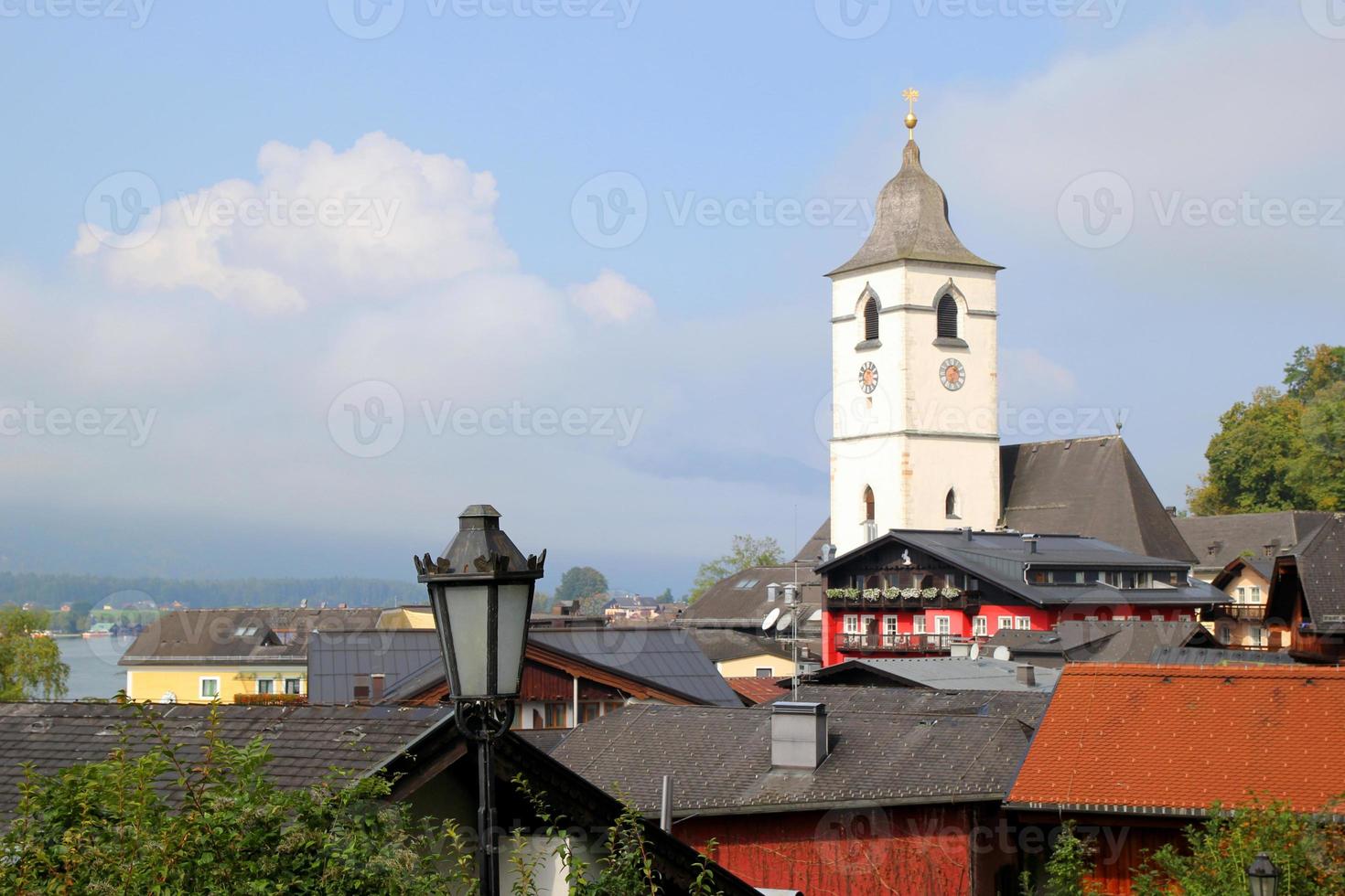 viaje a sankt-wolfgang, austria. la vista en los edificios y una linterna en la ciudad de las montañas. foto