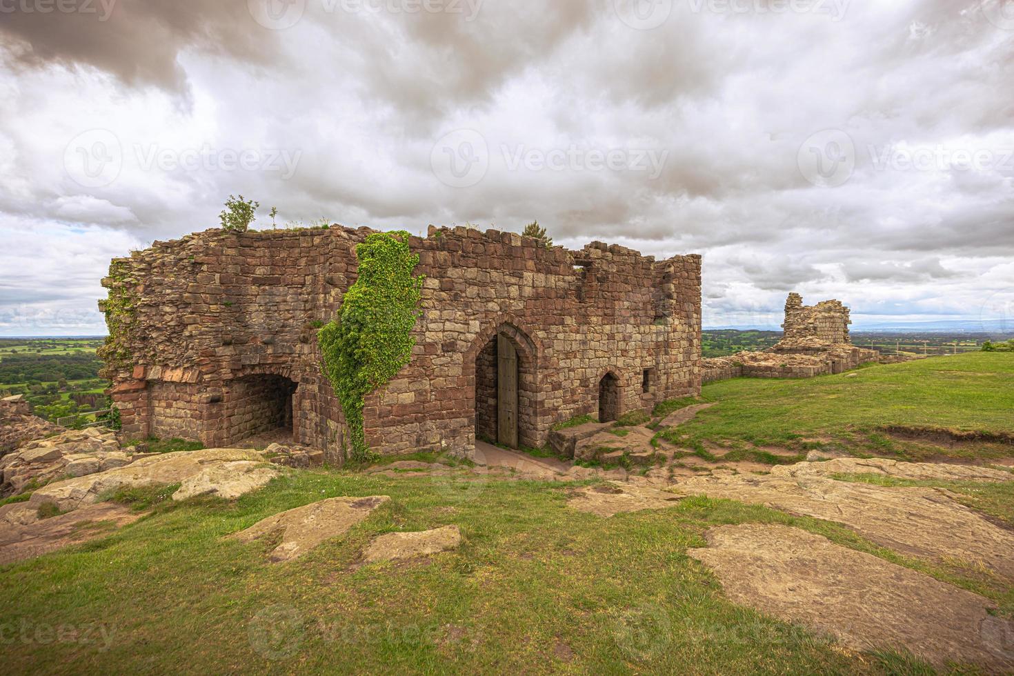ruinas del castillo de beeston, inglaterra. foto
