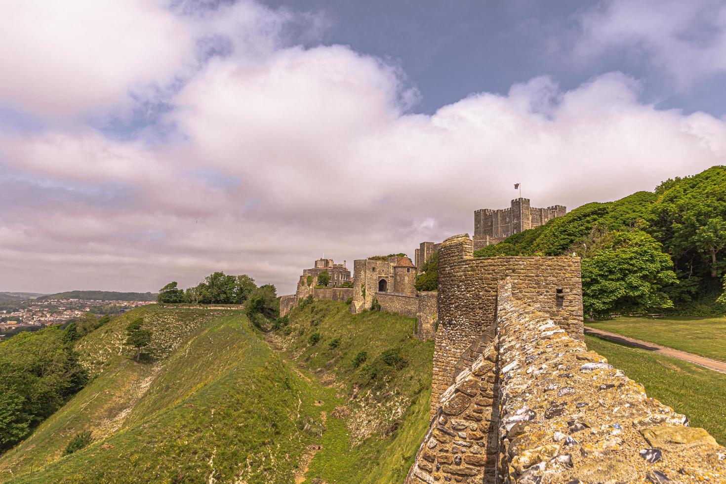 el poderoso castillo de dover en kent, inglaterra. foto