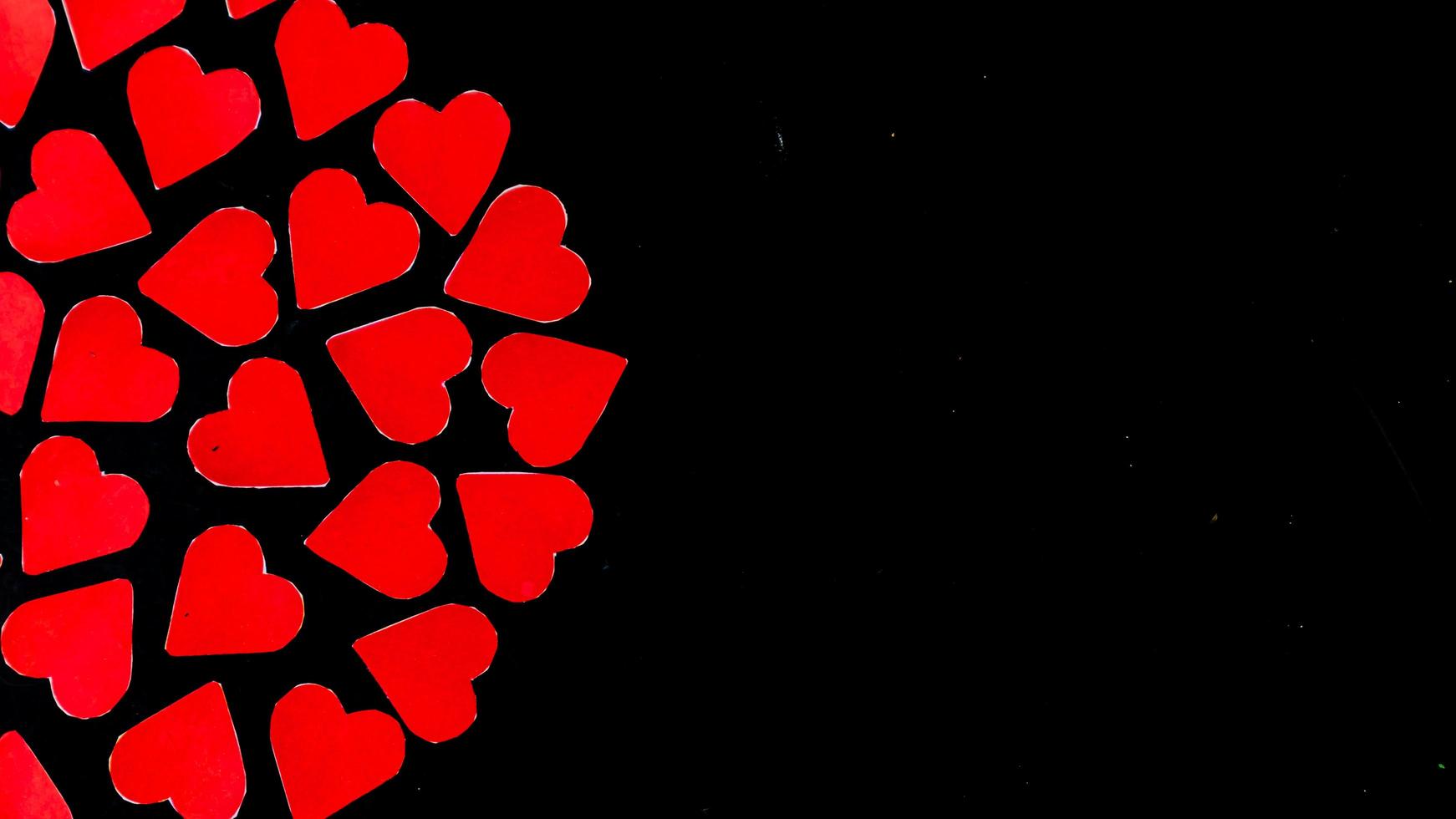 corazón rojo sobre fondo negro para el día de san valentín foto