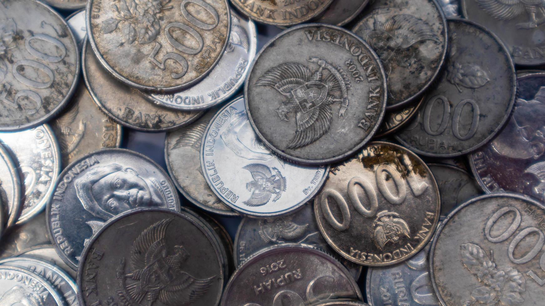 pila de monedas de rupias como fondo foto