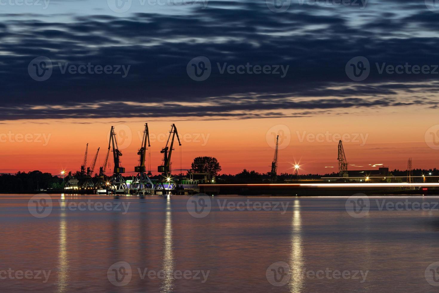 vistas de los alrededores de riga desde daugava foto