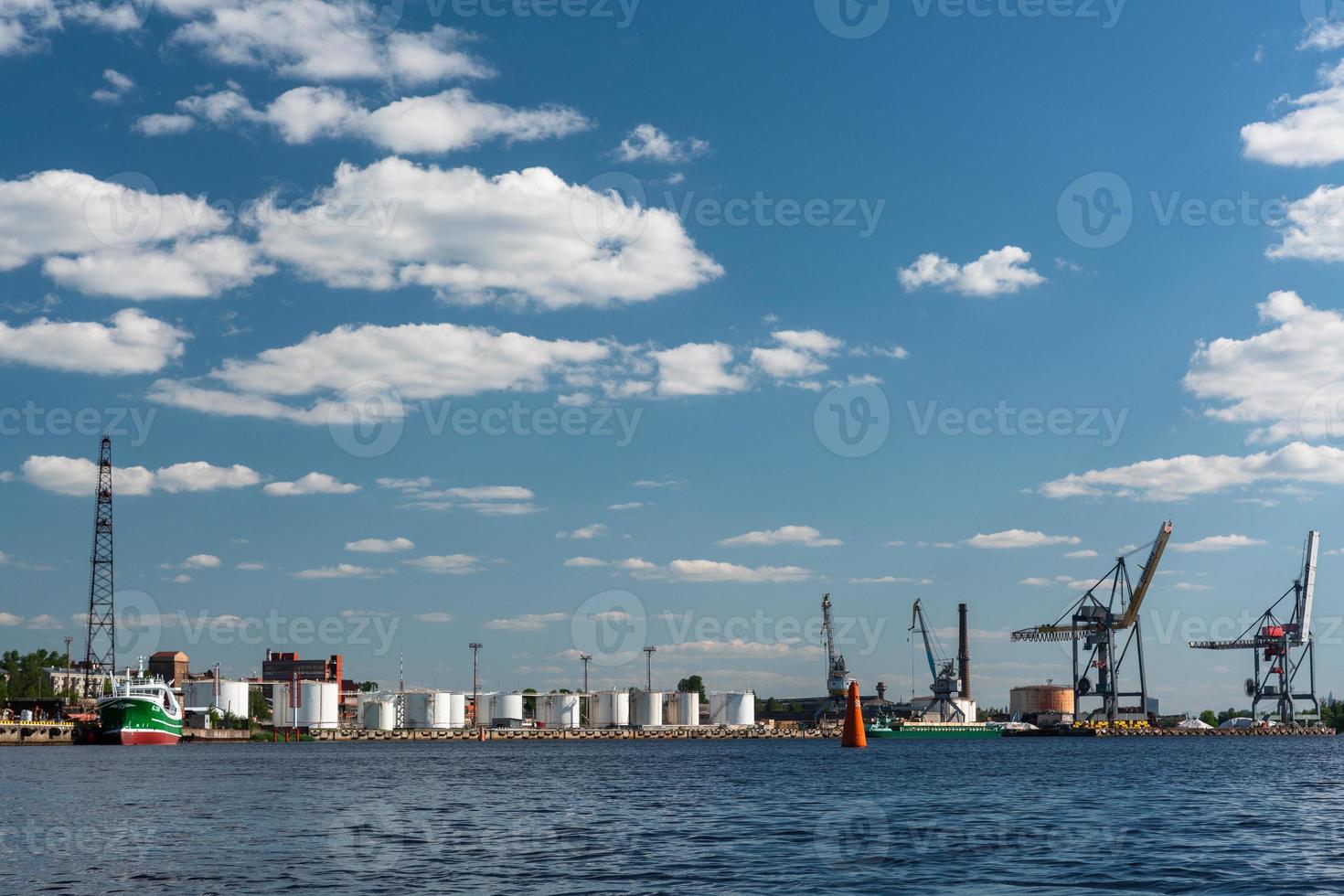 vistas de los alrededores de riga desde daugava foto