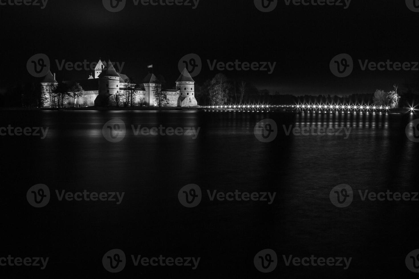 castillo de trakai en la noche foto