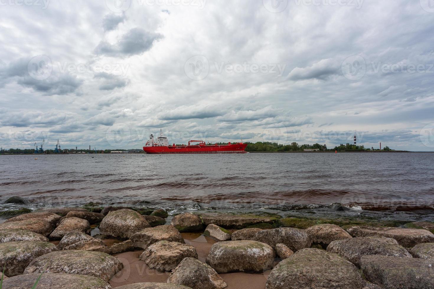 vistas de los alrededores de riga desde daugava foto