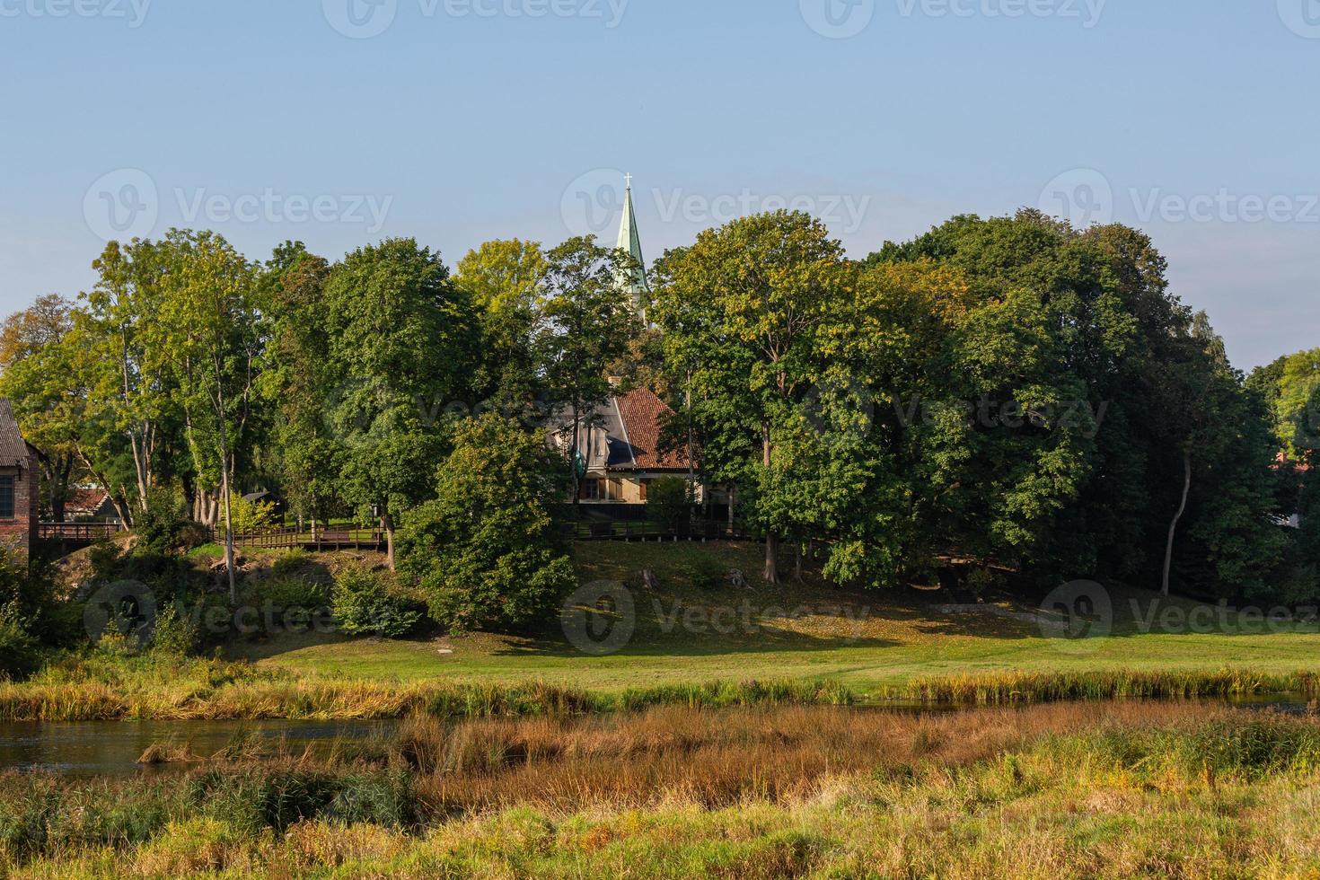 ciudad de kuldiga y cascada de ventas foto