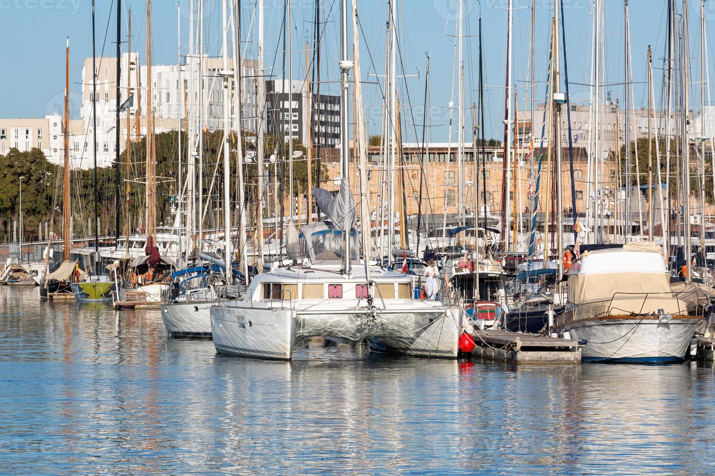 marina en barcelona en un día soleado foto