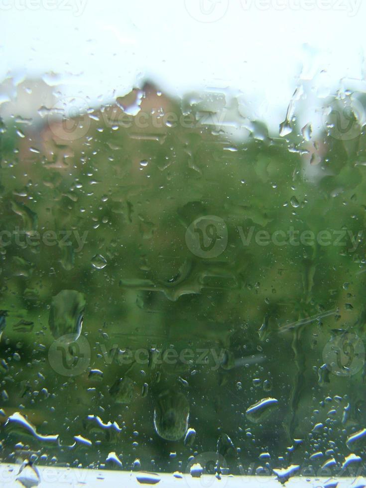 días de lluvia gotas de lluvia en la superficie de la ventana foto