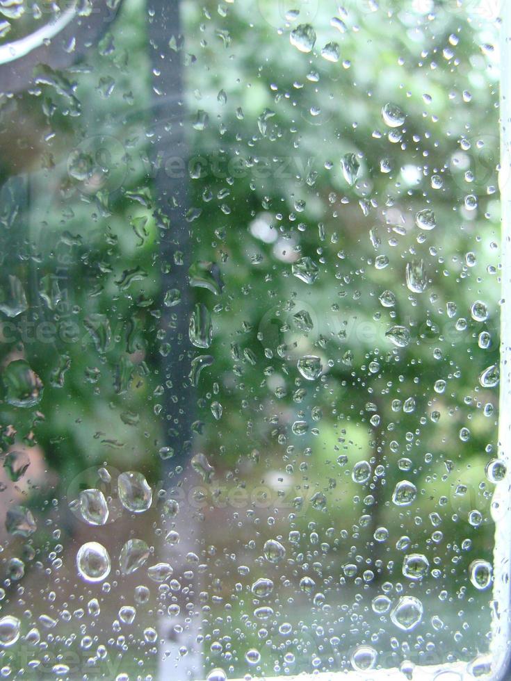 días de lluvia gotas de lluvia en la superficie de la ventana foto