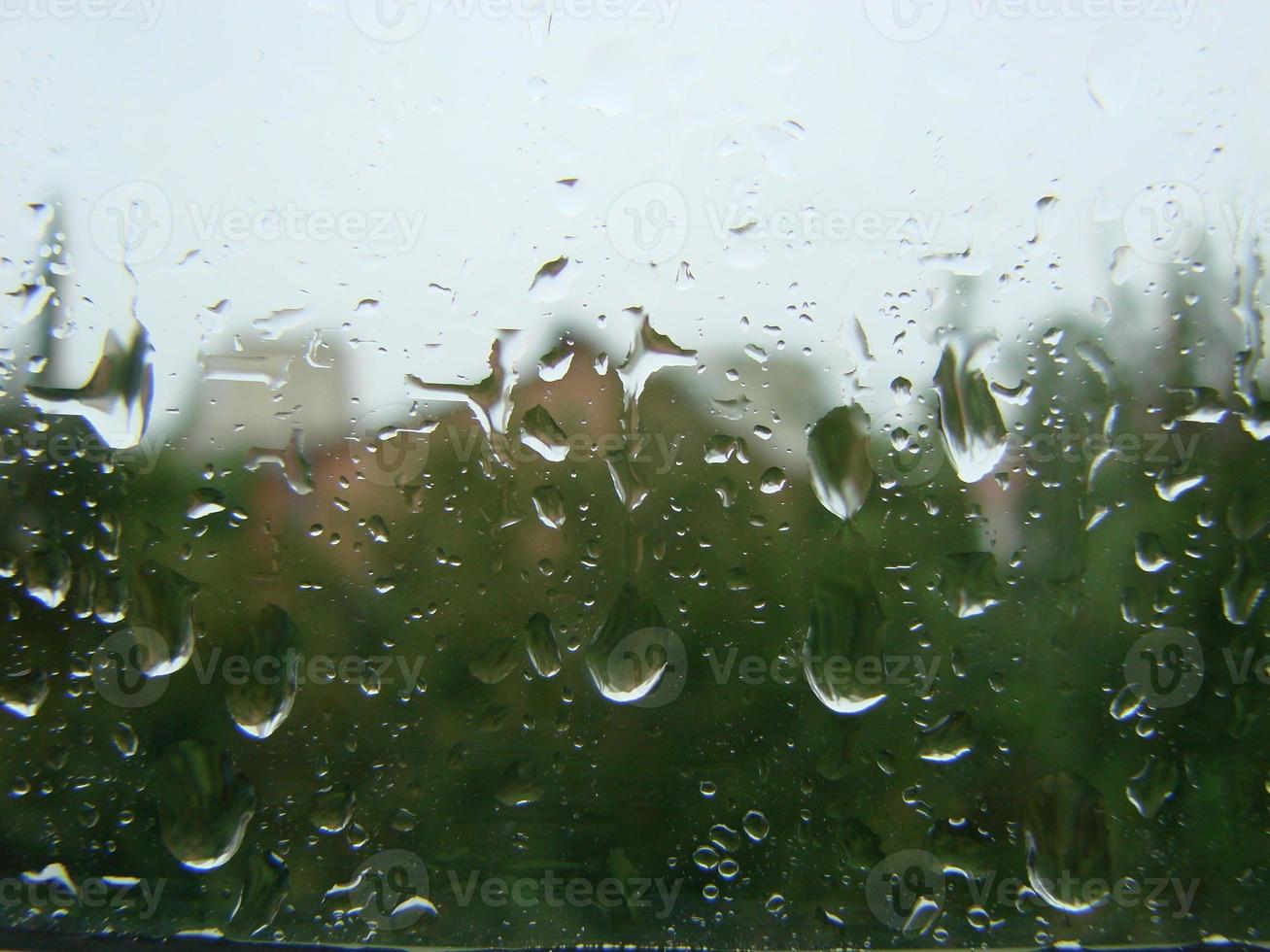 días de lluvia gotas de lluvia en la superficie de la ventana foto