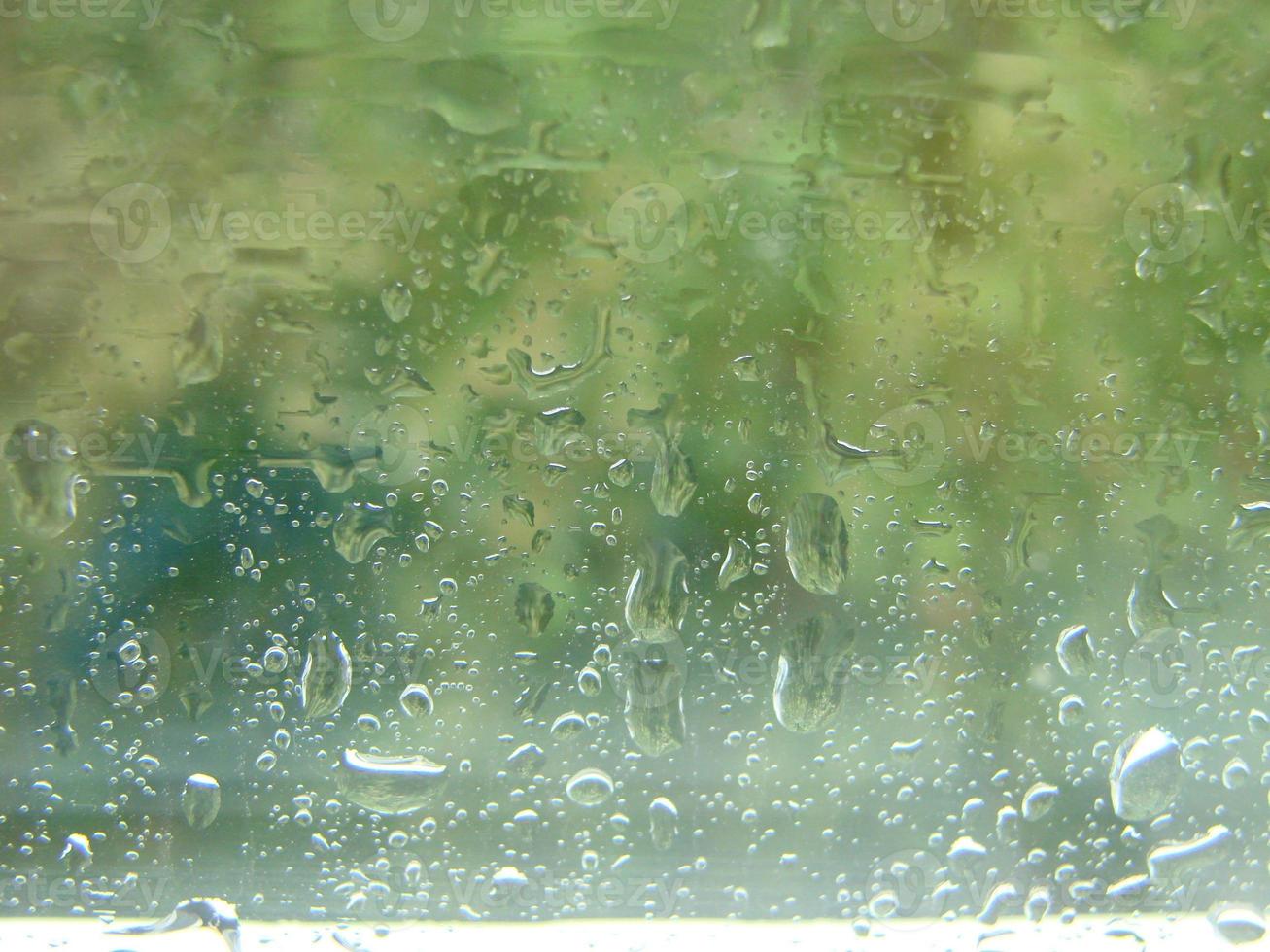 días de lluvia gotas de lluvia en la superficie de la ventana foto