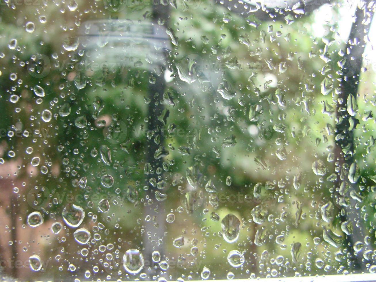 días de lluvia gotas de lluvia en la superficie de la ventana foto