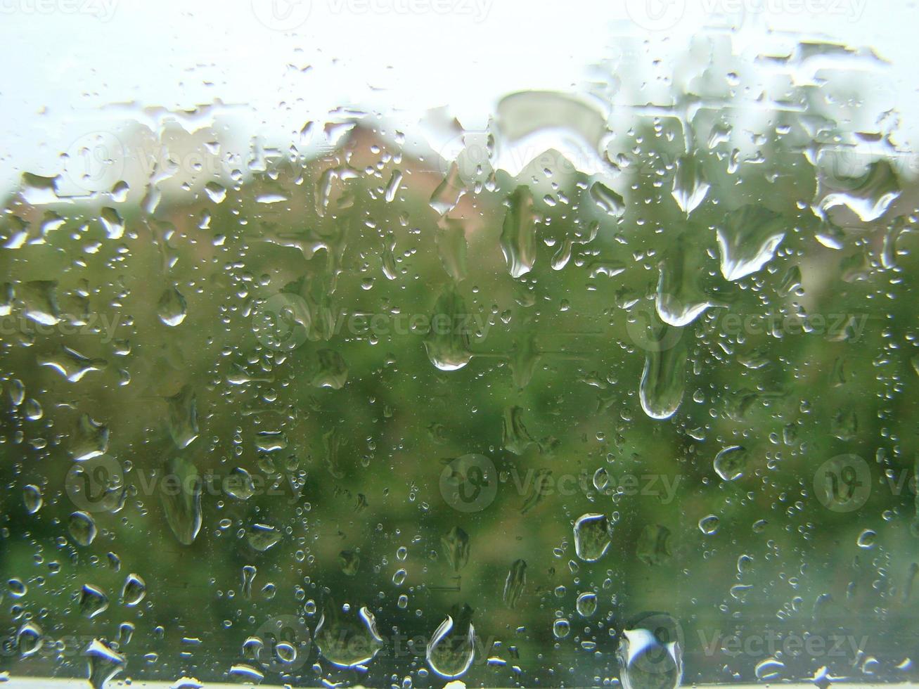 días de lluvia gotas de lluvia en la superficie de la ventana foto