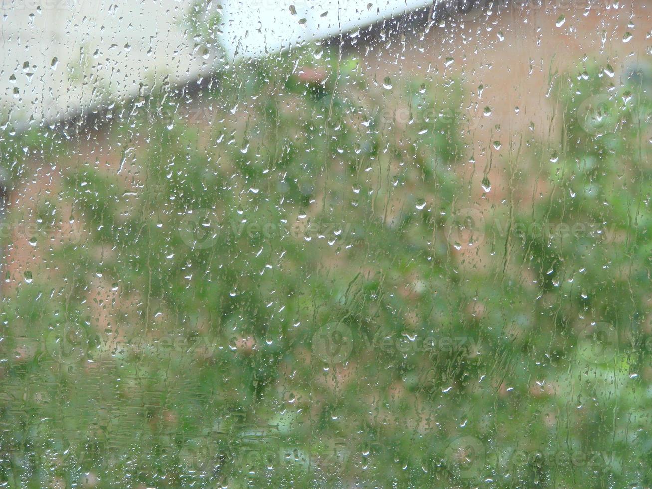 días de lluvia gotas de lluvia en la superficie de la ventana foto