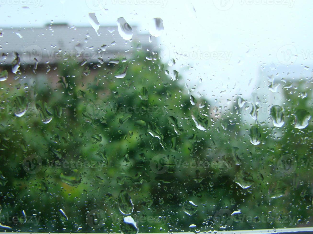 días de lluvia gotas de lluvia en la superficie de la ventana foto