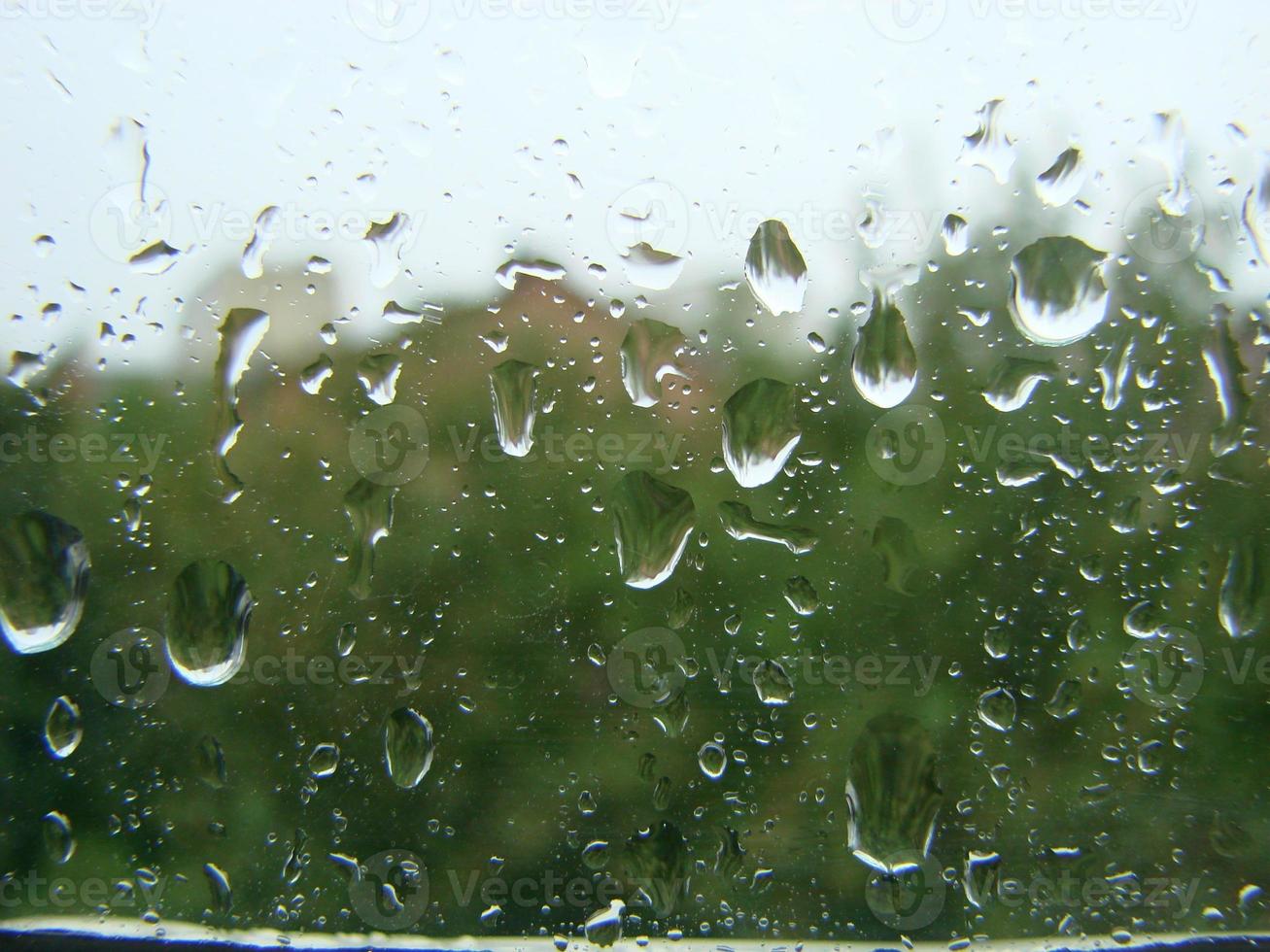 días de lluvia gotas de lluvia en la superficie de la ventana foto