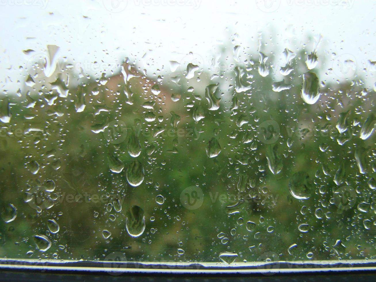 días de lluvia gotas de lluvia en la superficie de la ventana foto