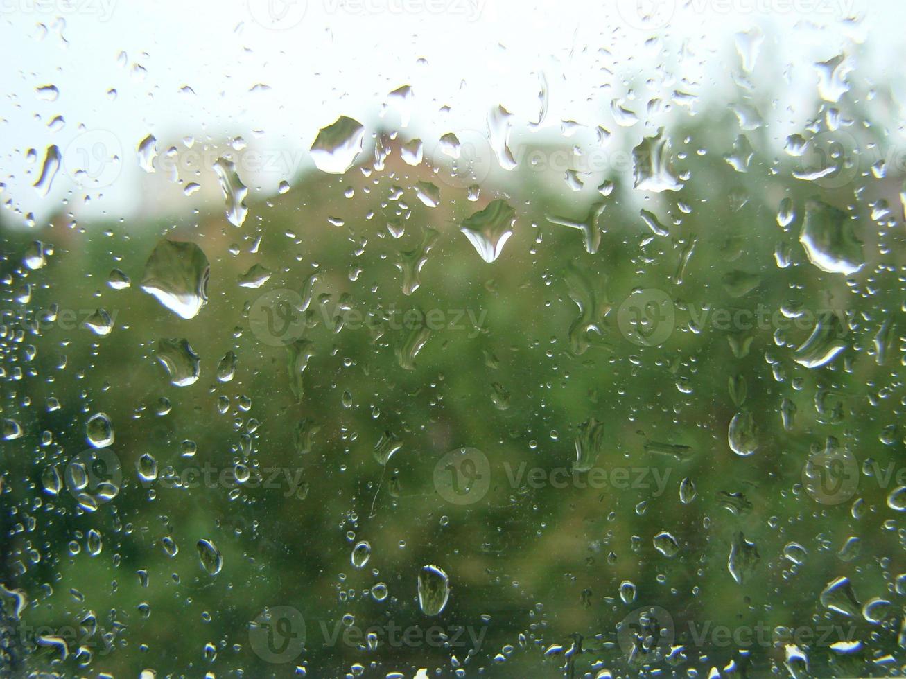 días de lluvia gotas de lluvia en la superficie de la ventana foto