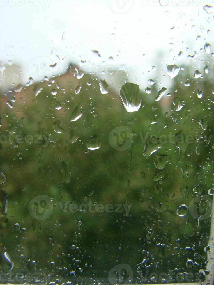 días de lluvia gotas de lluvia en la superficie de la ventana foto