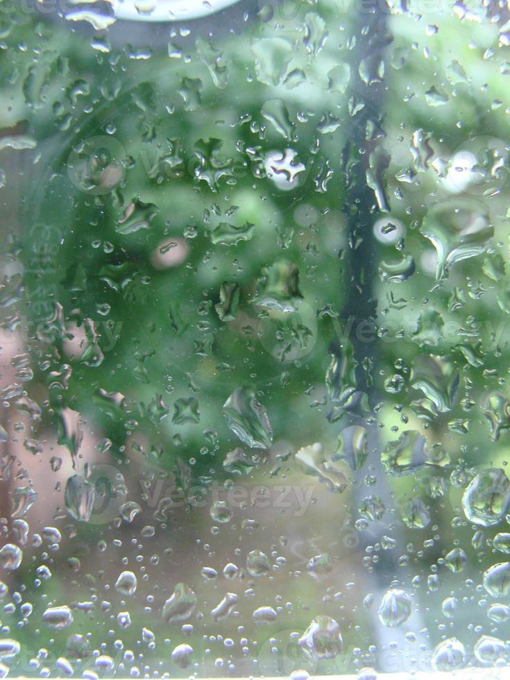 días de lluvia gotas de lluvia en la superficie de la ventana foto