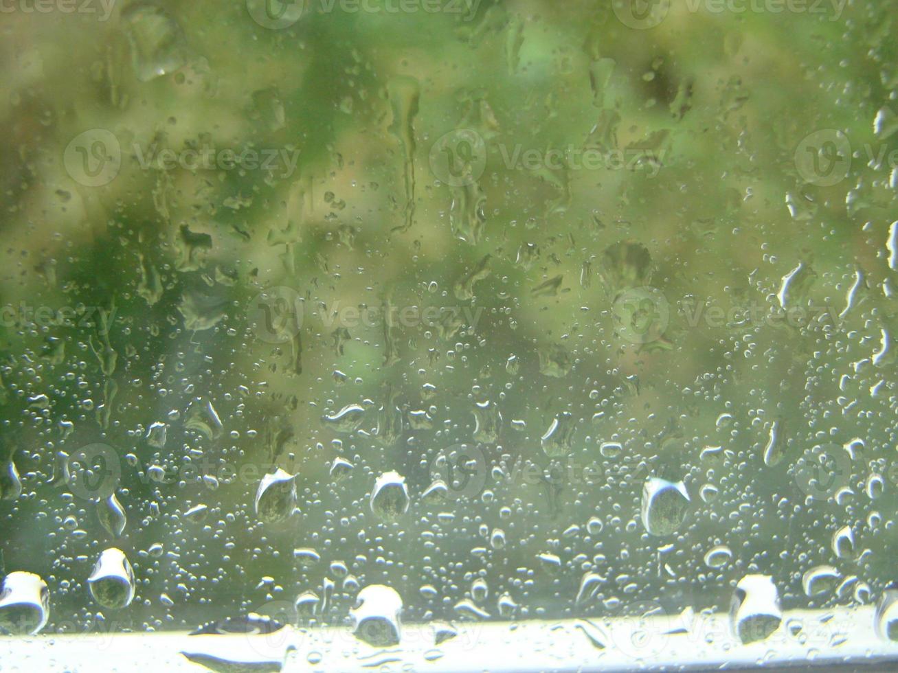 días de lluvia gotas de lluvia en la superficie de la ventana foto