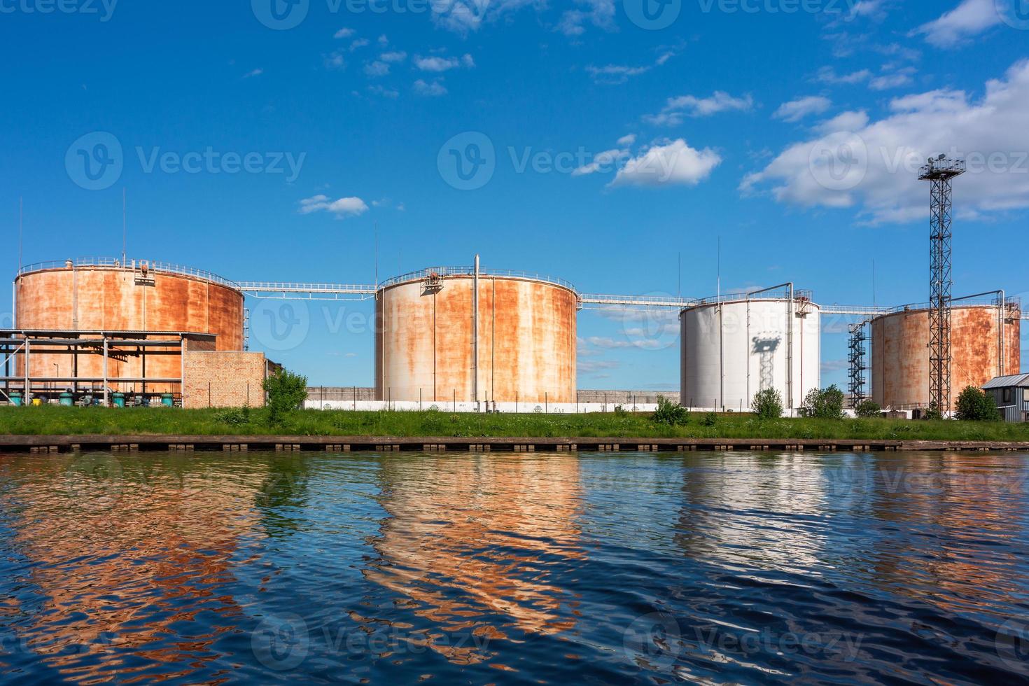 vistas de los alrededores de riga desde daugava foto