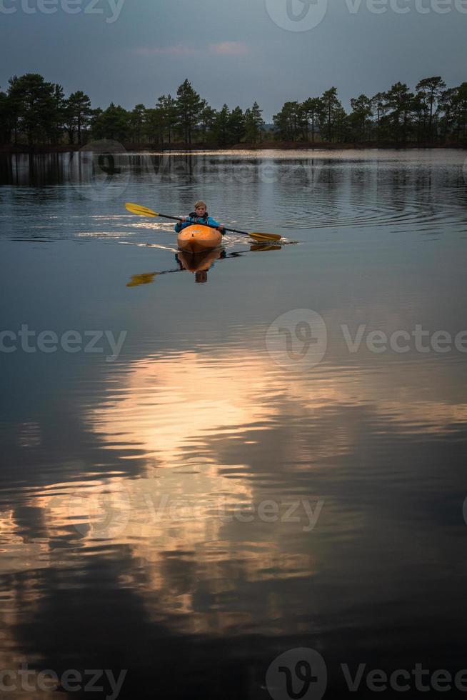 lago pantanoso en primavera foto