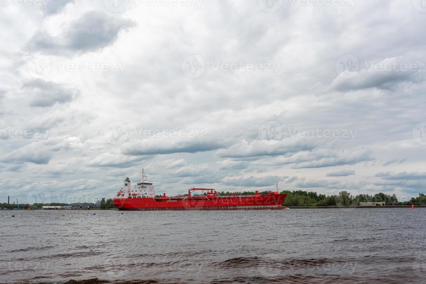 vistas de los alrededores de riga desde daugava foto