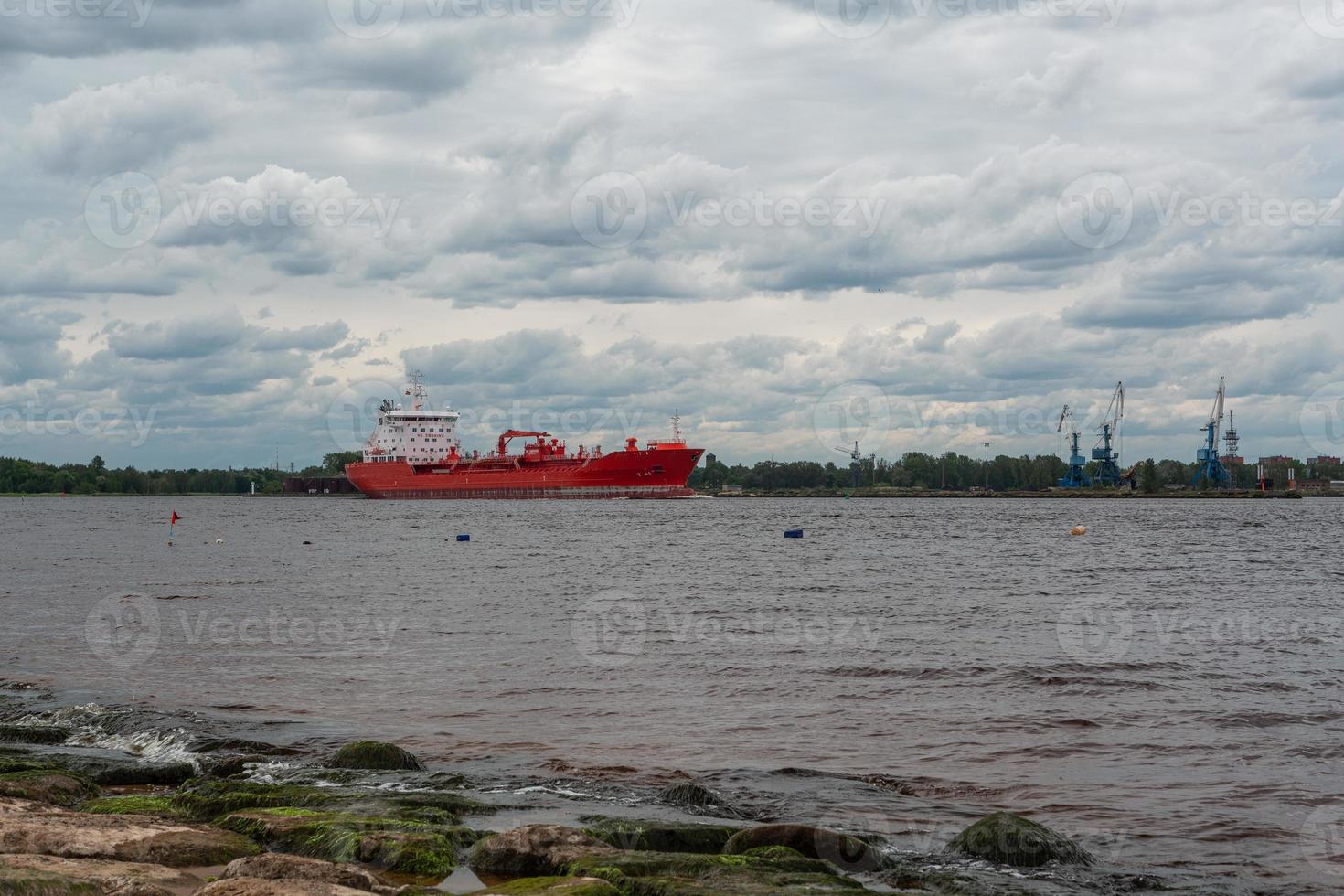 vistas de los alrededores de riga desde daugava foto