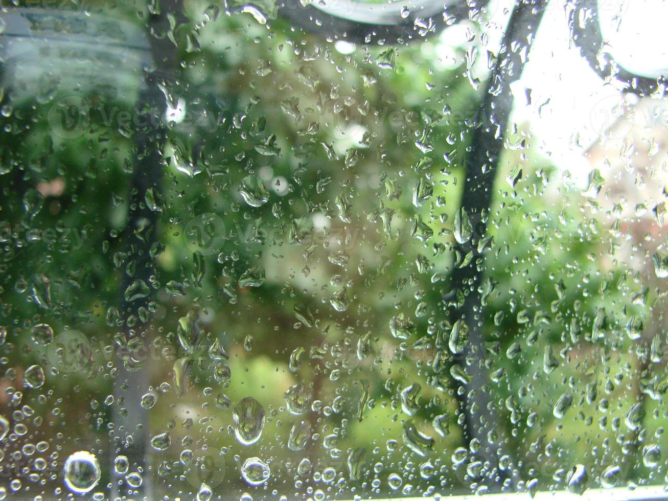 días de lluvia gotas de lluvia en la superficie de la ventana foto