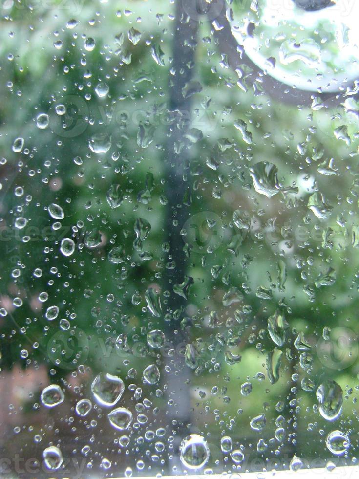 días de lluvia gotas de lluvia en la superficie de la ventana foto