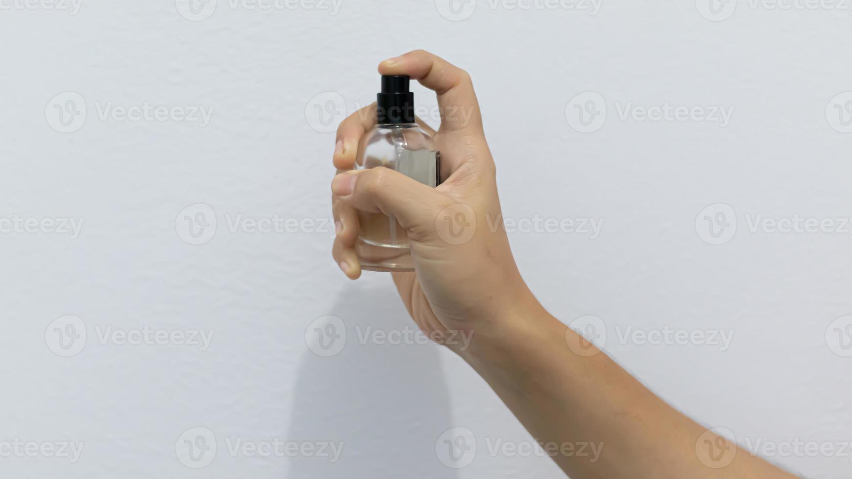 bella joven con botella de perfume en casa, cerrada foto