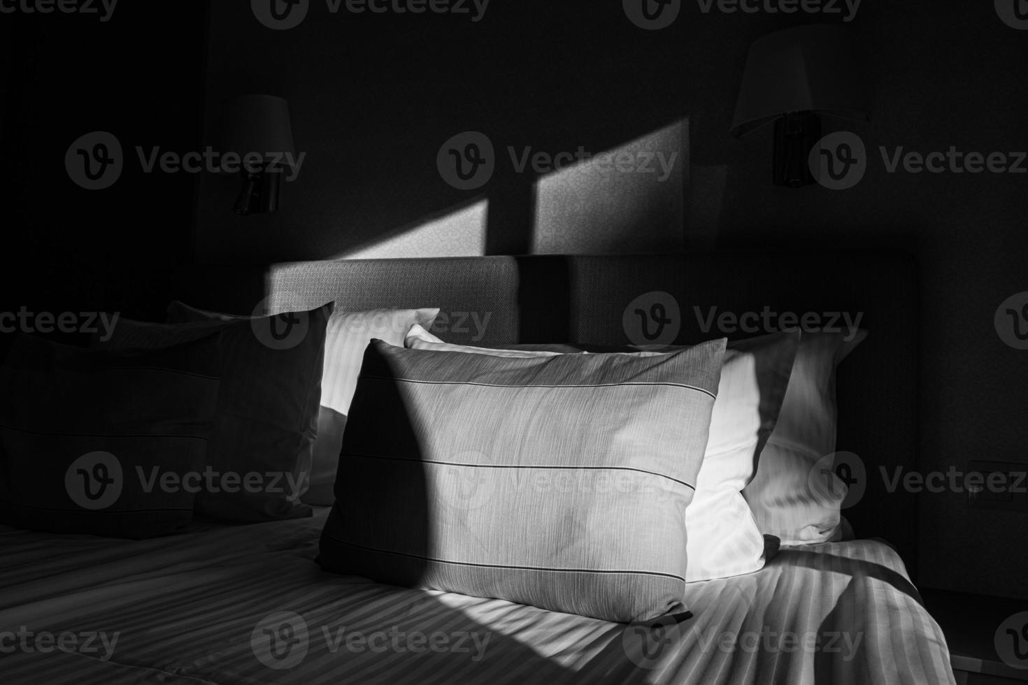 sombras en las almohadas foto