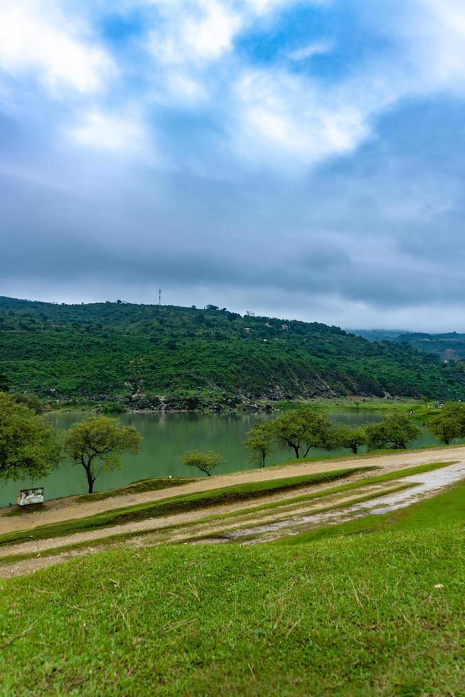 paisaje natural con lago y montañas, enfoque selectivo foto