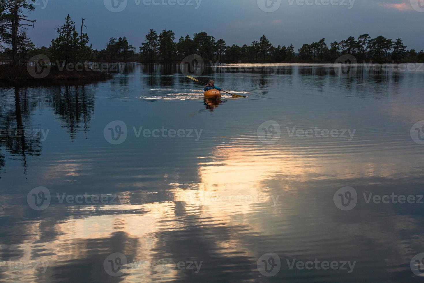 lago pantanoso en primavera foto